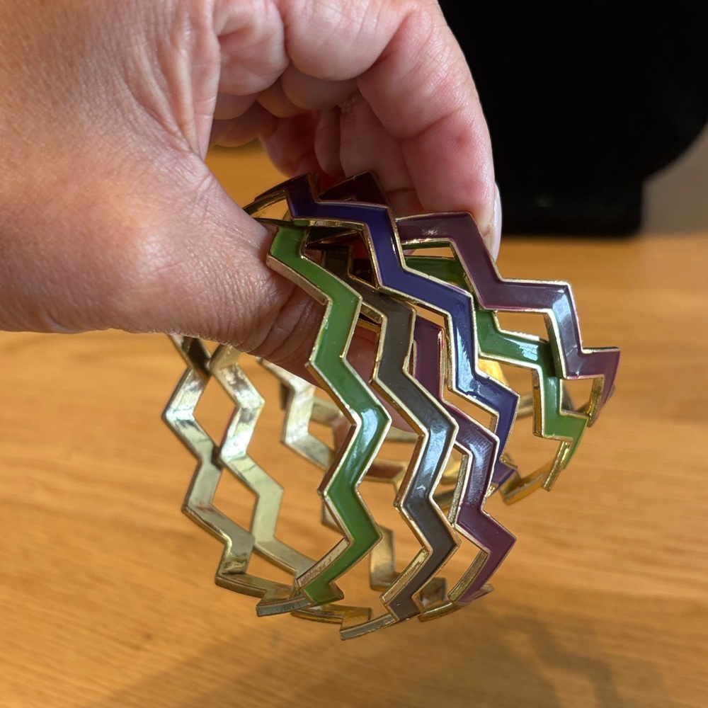 Chevron Patterned Bangle Bracelet - Picture 7 of 11